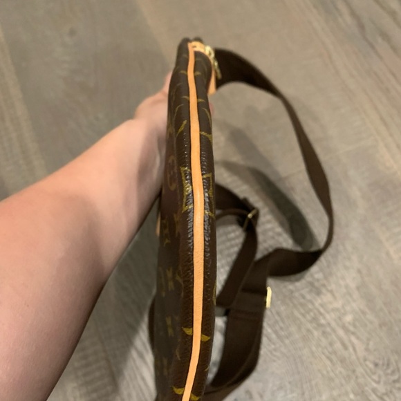 Louis Vuitton Crossbody - Picture 13 of 16